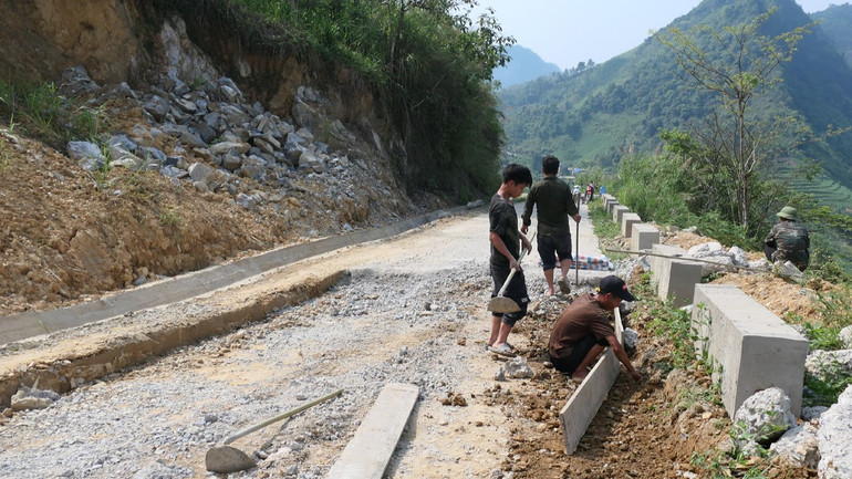 Đơn vị thi công khẩn trương khắc phục, tu sửa các điểm hư hỏng trên tuyến đường bê-tông từ Quốc lộ 4C vào thôn Lùng Mười, xã Quyết Tiến, huyện Quản Bạ.