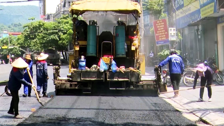 Với phương châm nhà nước và nhân dân cùng làm, các tuyến đường chính tại thành phố Hà Giang được đổ bê-tông nhựa asphalt, vỉa hè lát gạch thông thoáng. Với phương châm nhà nước và nhân dân cùng làm, các tuyến đường chính tại thành phố Hà Giang được đổ bê-tông nhựa asphalt, vỉa hè lát gạch thông thoáng.