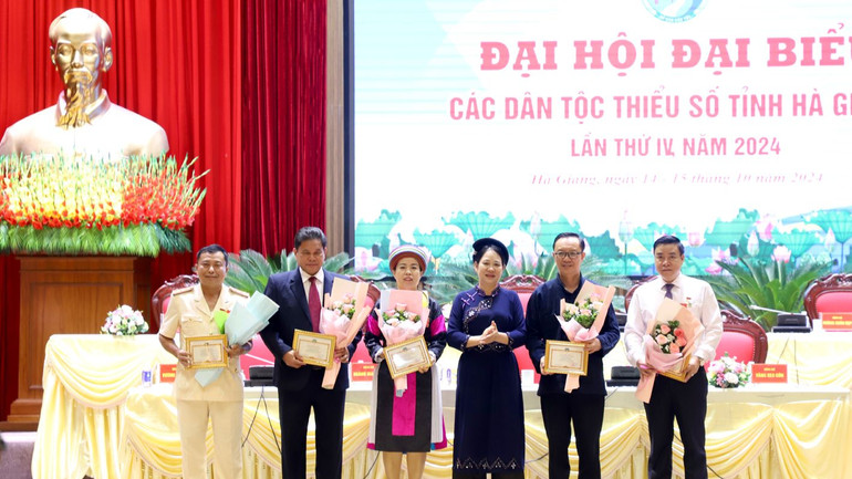Đồng chí Nông Thị Hà, Thứ trưởng, Phó Chủ nhiệm Ủy ban Dân tộc tặng kỷ niệm chương vì sự nghiệp phát triển các dân tộc cho các cá nhân.