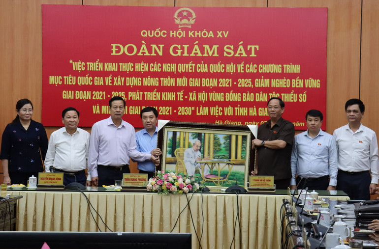 Phó Chủ tịch Quốc hội Trần Quang Phương tặng quà cho lãnh đạo tỉnh Hà Giang.