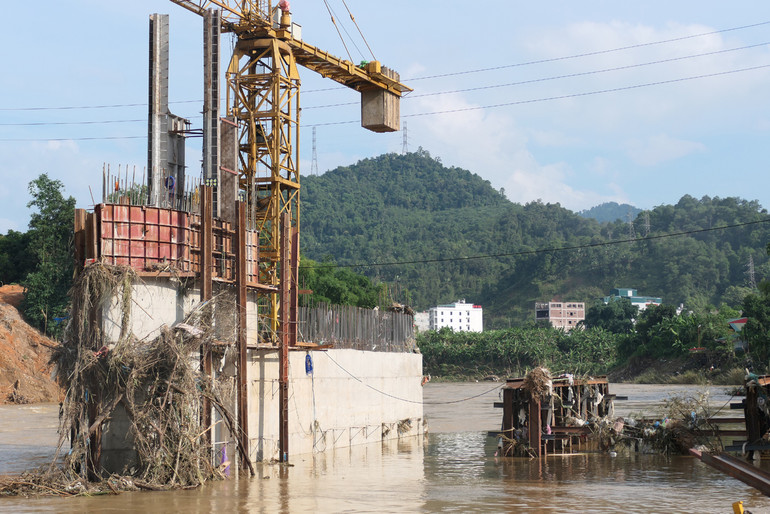 Rác thải do mưa lũ vẫn bám trên công trình đang thi công.