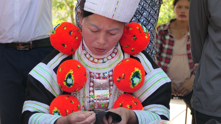 Để có được bộ trang phục truyền thống, người phụ nữ Dao đỏ phải mất nhiều tháng để thêu hoa văn, hoạ tiết trên áo.