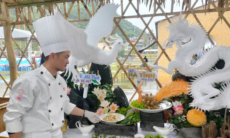 Gian hàng giới thiệu ẩm thực của tỉnh Hà Tĩnh được trình bày đẹp mắt.