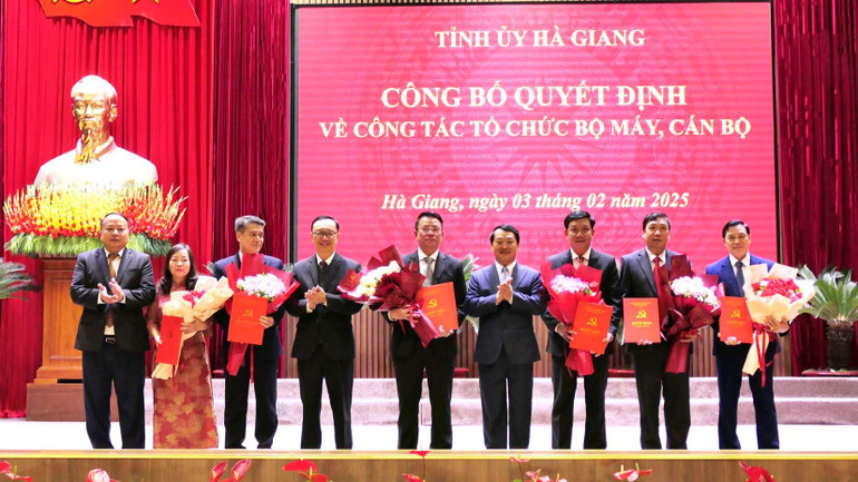 Các đồng chí lãnh đạo tỉnh Hà Giang trao quyết định sáp nhập, thành lập và các quyết định về công tác cán bộ cho lãnh đạo Ban Tuyên giáo và Dân vận Tỉnh ủy. Các đồng chí lãnh đạo tỉnh Hà Giang trao quyết định sáp nhập, thành lập và các quyết định về công tác cán bộ cho lãnh đạo Ban Tuyên giáo và Dân vận Tỉnh ủy.