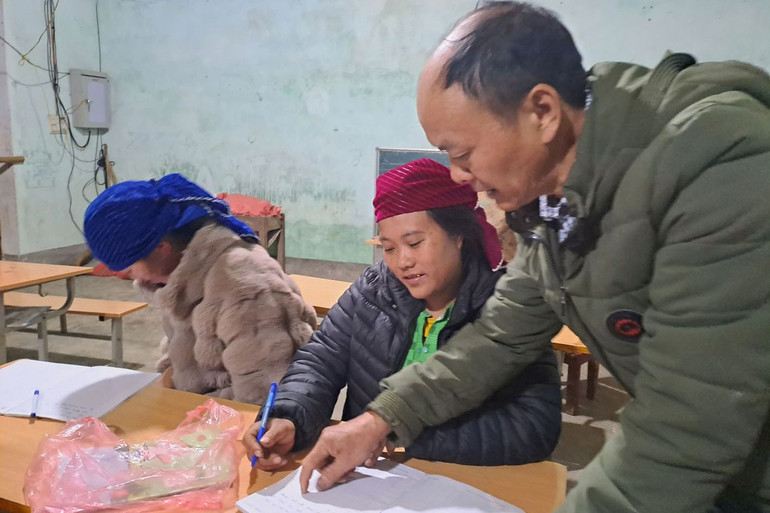 Thầy giáo uốn nắn từng nét chữ cho những học viên lớn tuổi.