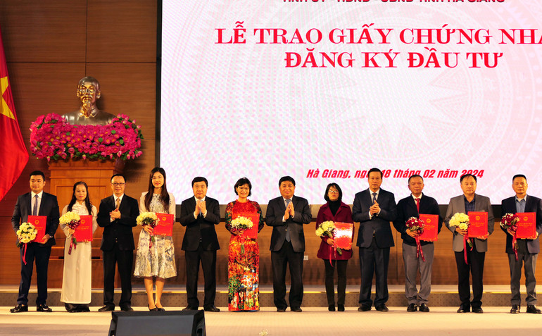 Lãnh đạo Bộ Kế hoạch và Đầu tư và tỉnh Hà Giang trao giấy chứng nhận đăng ký đầu tư cho các doanh nghiệp. Lãnh đạo Bộ Kế hoạch và Đầu tư và tỉnh Hà Giang trao giấy chứng nhận đăng ký đầu tư cho các doanh nghiệp.