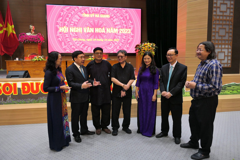 Các đồng chí lãnh đạo tỉnh Hà Giang trao đổi, tham vấn ý kiến các chuyên gia trong lĩnh vực văn hóa tại hội nghị.