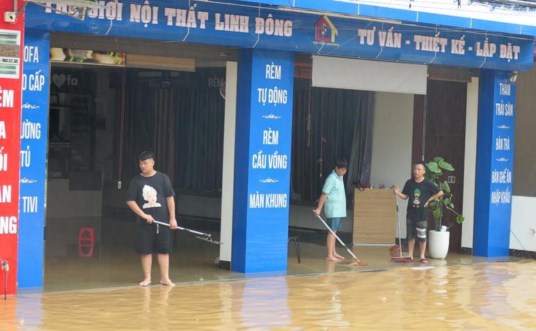 Nước rút đến đâu, người dân tổ 2, phường Ngọc Hà quét dọn nhà cửa, vệ sinh môi trường đến đó.