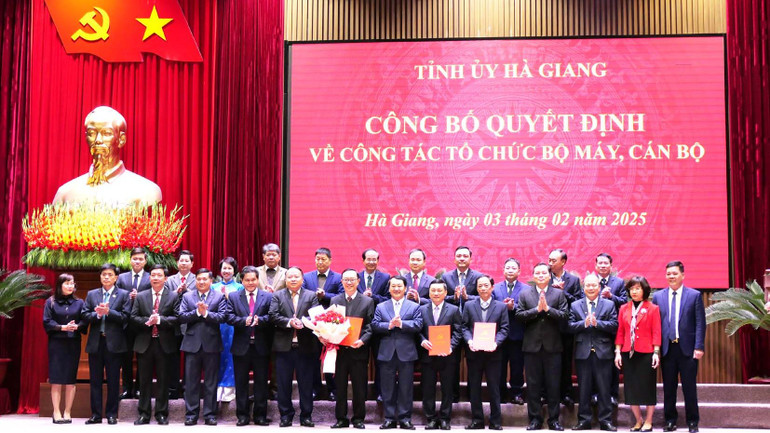 Các đồng chí lãnh đạo tỉnh Hà Giang trao quyết định thành lập Đảng bộ các cơ quan Đảng tỉnh Hà Giang. Các đồng chí lãnh đạo tỉnh Hà Giang trao quyết định thành lập Đảng bộ các cơ quan Đảng tỉnh Hà Giang.