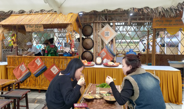 Du khách thưởng thức món phở ngô Hà Giang.