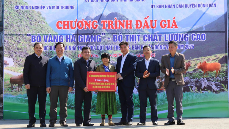 Lãnh đạo Sở Nông nghiệp và Môi trường Hà Giang trao tiền đấu giá bò vàng ủng hộ huyện Đồng Văn xóa nhà tạm. Lãnh đạo Sở Nông nghiệp và Môi trường Hà Giang trao tiền đấu giá bò vàng ủng hộ huyện Đồng Văn xóa nhà tạm.