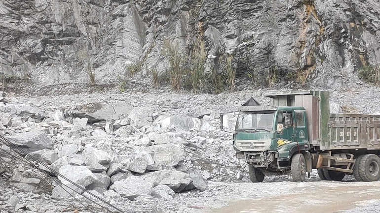 Khai thác đá làm vật liệu xây dựng thông thường tại Hà Giang.