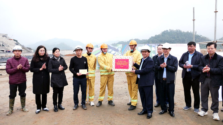 Đồng chí Hầu A Lềnh tặng quà cho đơn vị thi công dự án khu liên hiệp thể thao và văn hóa tỉnh Hà Giang.