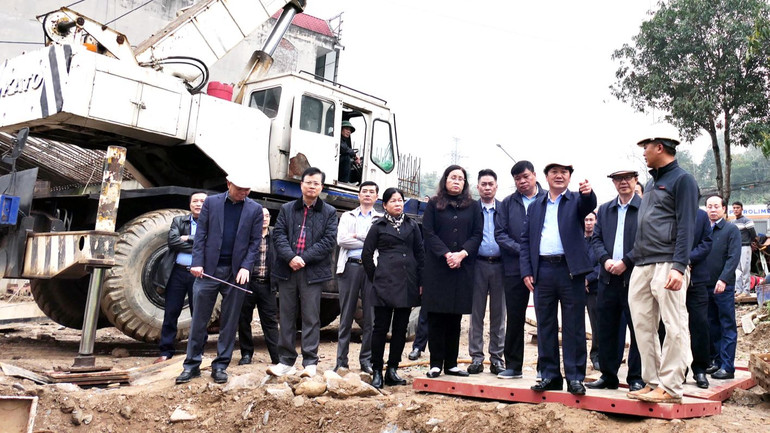 Kiểm tra tiến độ dự án đập dâng nước tạo cảnh quan thành phố Hà Giang, đồng chí Hầu A Lềnh chỉ đạo đơn vị thi công cần đẩy nhanh tiến độ nhưng cũng phải bảo đảm an toàn lao động, chất lượng công trình.