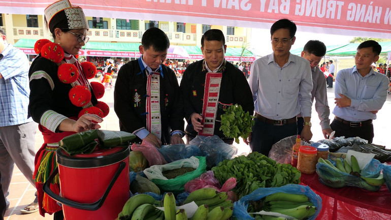 Các đồng chí lãnh đạo huyện Bắc Mê thăm qua gian trưng bày các sản phẩm nông nghiệp đặc trưng.