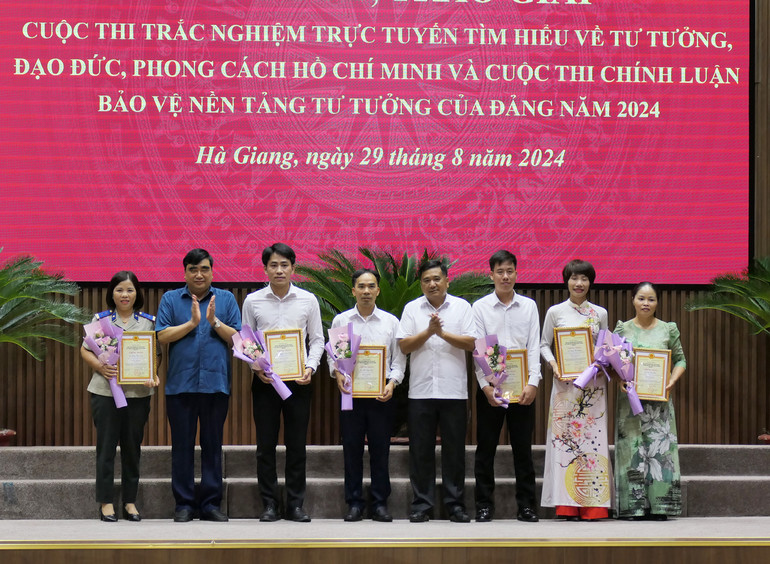 Lãnh đạo tỉnh Hà Giang trao giải cuộc thi trắc nghiệm trực tuyến tìm hiểu về tư tưởng, đạo đức, phong cách Hồ Chí Minh cho các cá nhân.