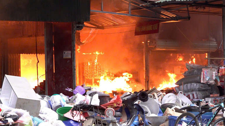 Nhiều ki-ốt bán hàng bị cháy hoàn toàn.