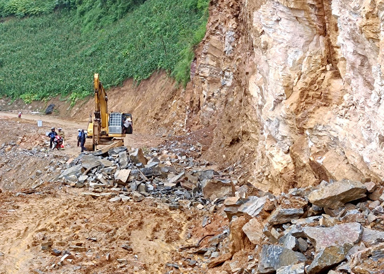 Huyện Xín Mần huy động máy móc khắc phục hậu quả do thiên tai.