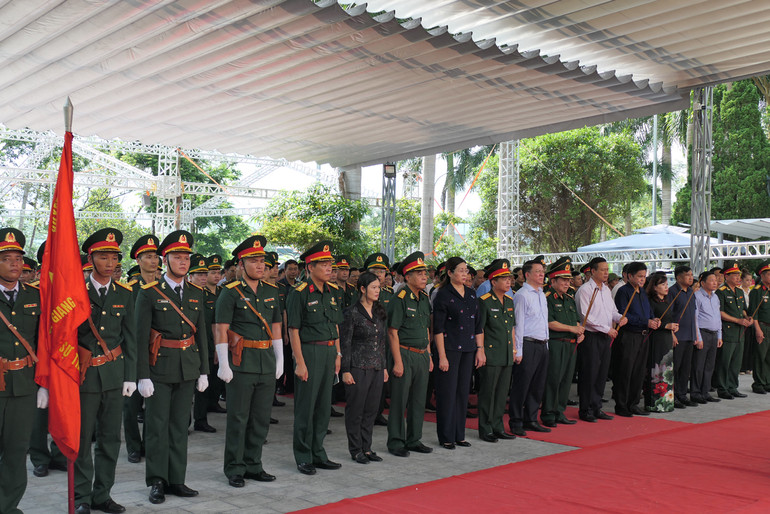 Các đồng chí lãnh đạo tỉnh Hà Giang viếng Nghĩa trang Liệt sĩ Vị Xuyên.