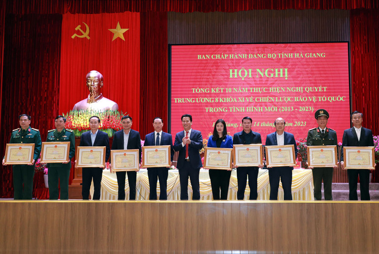 Đồng chí Đặng Quốc Khánh, Bí thư Tỉnh ủy Hà Giang trao bằng khen cho các tập thể có thành tích xuất sắc trong 10 năm thực hiện Nghị quyết Trung ương 8.