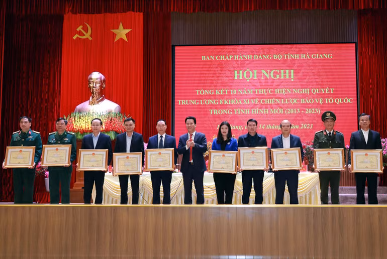 Đồng chí Đặng Quốc Khánh, Bí thư Tỉnh ủy Hà Giang trao bằng khen cho các tập thể có thành tích xuất sắc trong 10 năm thực hiện Nghị quyết Trung ương 8.