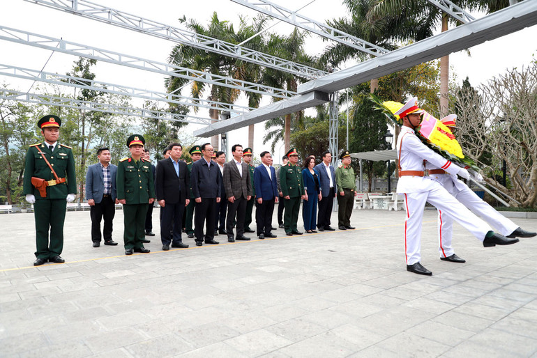 Đồng chí Trần Cẩm Tú cùng các đồng chí lãnh đạo tỉnh Hà Giang viếng Nghĩa trang liệt sĩ Vị Xuyên.