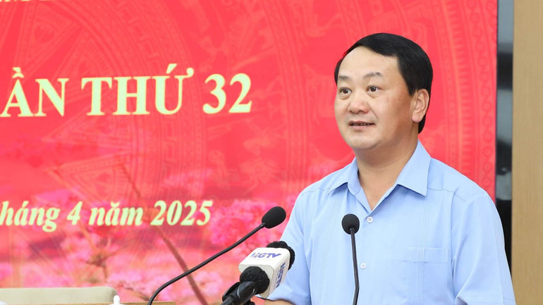 Đồng chí Hầu A Lềnh, Bí thư Tỉnh ủy Hà Giang phát biểu tại hội nghị.