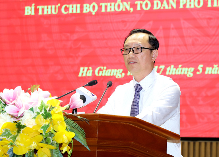 Phó Bí thư Thường trực Tỉnh ủy, Chủ tịch Hội đồng nhân dân tỉnh Hà Giang Thào Hồng Sơn phát biểu tại hội nghị. Phó Bí thư Thường trực Tỉnh ủy, Chủ tịch Hội đồng nhân dân tỉnh Hà Giang Thào Hồng Sơn phát biểu tại hội nghị.