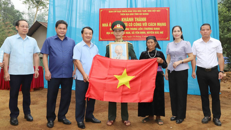 Bí thư Tỉnh ủy Hà Giang Hầu A Lềnh tặng chân dung Chủ tịch Hồ Chí Minh và Cờ Tổ quốc cho gia đình thương binh Mai Trung Liên, xã Yên Định, huyện Bắc Mê.