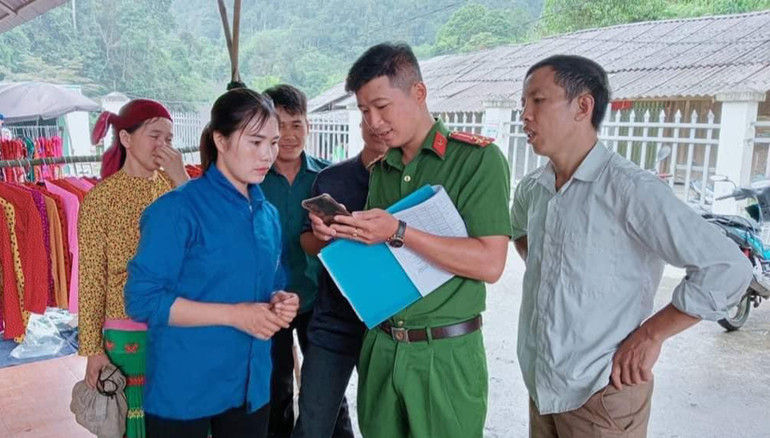 Cán bộ Công an huyện Bắc Mê hướng dẫn người dân cài đặt, kích hoạt định danh điện tử. Cán bộ Công an huyện Bắc Mê hướng dẫn người dân cài đặt, kích hoạt định danh điện tử.