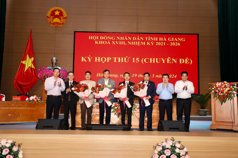 Các đồng chí lãnh đạo tỉnh Hà Giang tặng hoa chúc mừng các chức danh mới được bầu tại kỳ họp. Các đồng chí lãnh đạo tỉnh Hà Giang tặng hoa chúc mừng các chức danh mới được bầu tại kỳ họp.