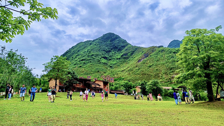 Du khách tham quan Khu nghỉ dưỡng H'Mông Village dịp Tết Dương lịch.