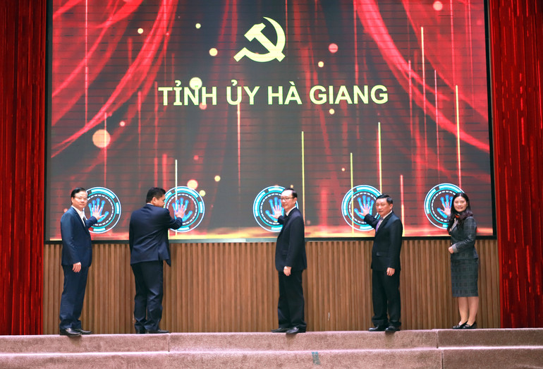 Các đồng chí lãnh đạo tỉnh Hà Giang đã thực hiện bấm nút khai trương sổ tay đảng viên điện tử tỉnh Hà Giang.