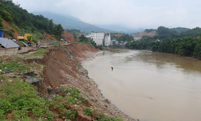 Mưa lũ làm sạt lở taluy âm kè bờ sông thuộc dự án đường vành đai phía nam thành phố Hà Giang.