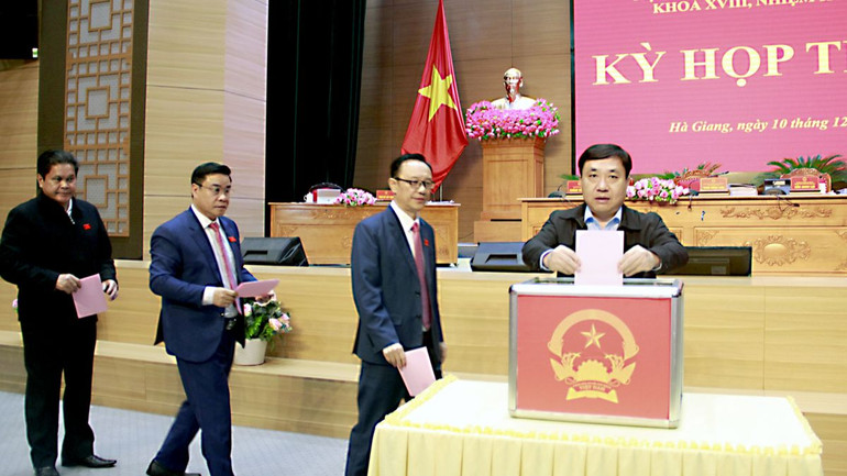 Các đại biểu bầu chức danh Phó Chủ tịch Ủy ban nhân dân tỉnh Hà Giang. Các đại biểu bầu chức danh Phó Chủ tịch Ủy ban nhân dân tỉnh Hà Giang.