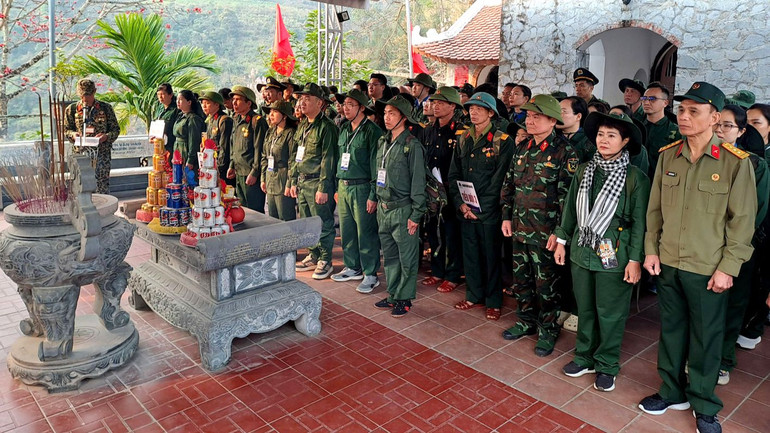 Mở đầu hành trình là lễ viếng các Anh hùng liệt sĩ tại Đền thờ các Anh hùng liệt sĩ tại điểm cao 468, xã Thanh Thủy, huyện Vị Xuyên.