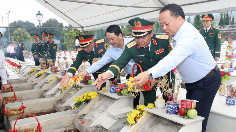 Các đồng chí lãnh đạo tỉnh Hà Giang thực hiện nghi thức an táng các Anh hùng liệt sĩ tại Nghĩa trang Liệt sĩ Vị Xuyên.