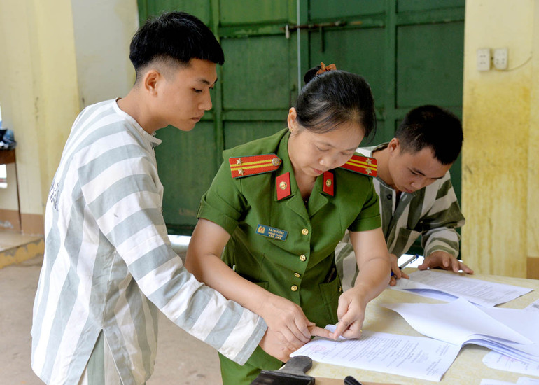 Cơ quan thi hành án hình sự Công an tỉnh hoàn thành thủ tục cho các phạm nhân được đặc xá. Cơ quan thi hành án hình sự Công an tỉnh hoàn thành thủ tục cho các phạm nhân được đặc xá.