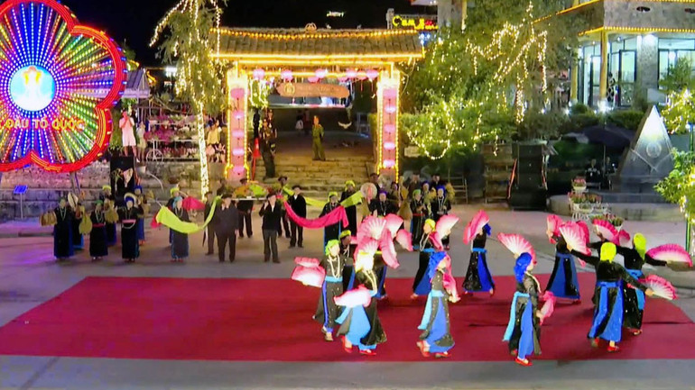 Đêm khai mạc lễ hội thu hút đông đảo du khách trong và ngoài nước đến xem.