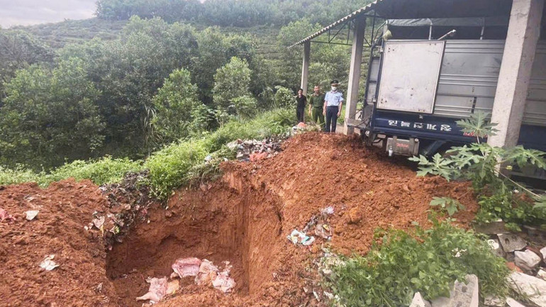 Tiêu hủy số tang vật vi phạm. Ảnh: Công an Hà Giang.