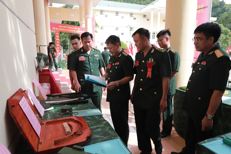 Các đại biểu tham quan gian trưng bày tại đại hội.