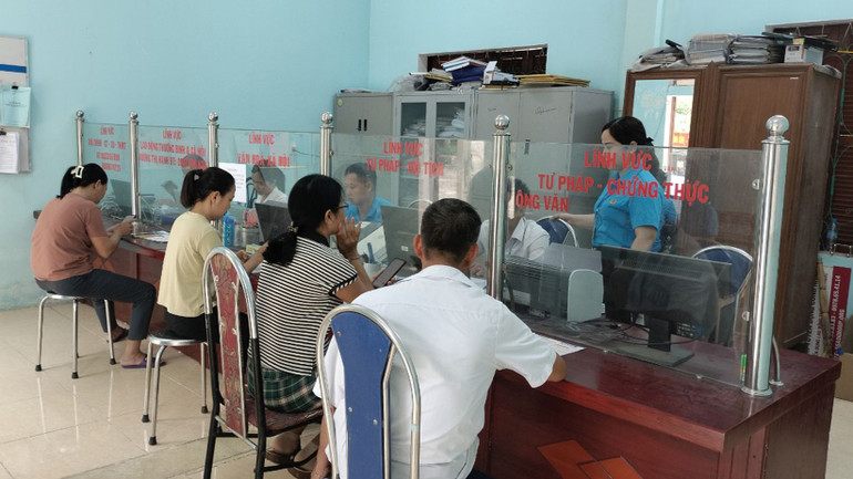 Người dân đến bộ phận một cửa xã Minh Ngọc, huyện Bắc Mê giải quyết thủ tục hành chính. Người dân đến bộ phận một cửa xã Minh Ngọc, huyện Bắc Mê giải quyết thủ tục hành chính.