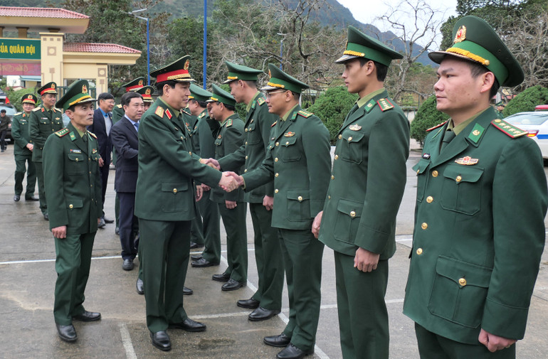 Đại tướng Lương Cường thăm, chúc Tết các chiến sĩ tại Đồn Biên phòng Cửa khẩu quốc tế Thanh Thủy.