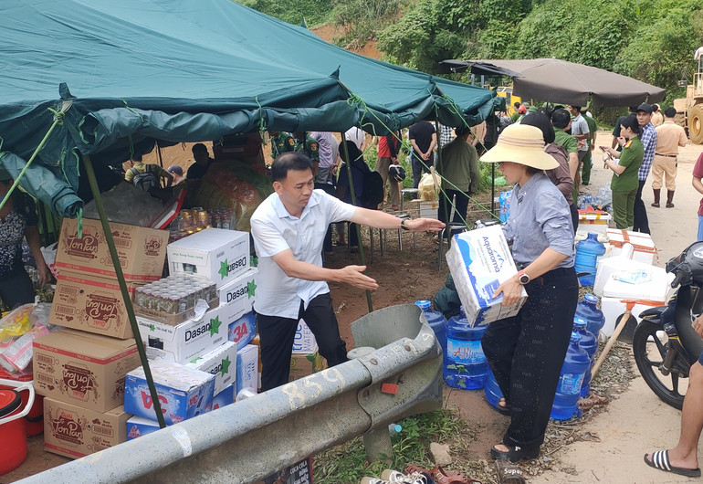 Người dân thành phố Hà Giang tự nguyện hỗ trợ thực phẩm, nước uống phục vụ lực lượng chức năng và người dân tại hiện trường vụ sạt lở đất.