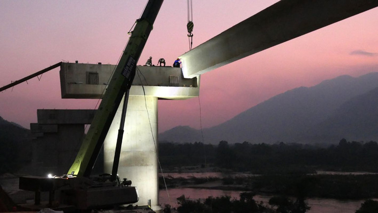 Thi công cầu bắc qua sông Lô tại điểm cuối đường cao tốc Tuyên Quang-Hà Giang (giai đoạn 1) tại xã Tân Quang, huyện Bắc Quang.