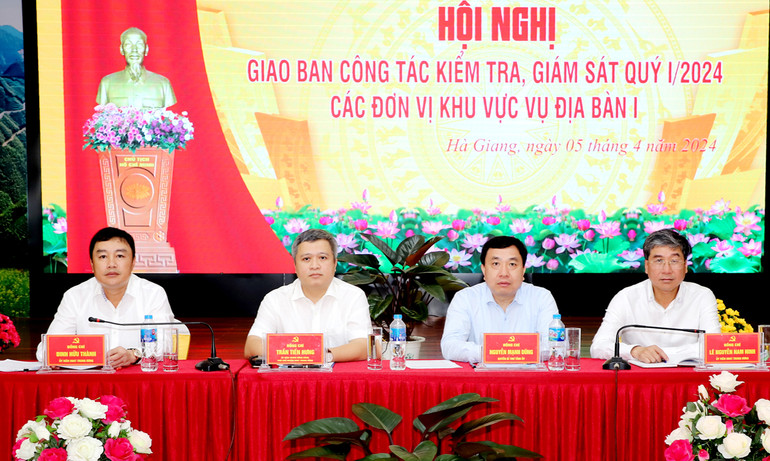 Các đồng chí lãnh đạo Ủy ban Kiểm tra Trung ương và tỉnh Hà Giang chủ trì hội nghị.