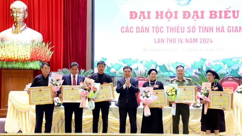 Lãnh đạo tỉnh Hà Giang trao bằng khen cho các tập thể, cá nhân có thành tích xuất sắc trong công tác dân tộc.