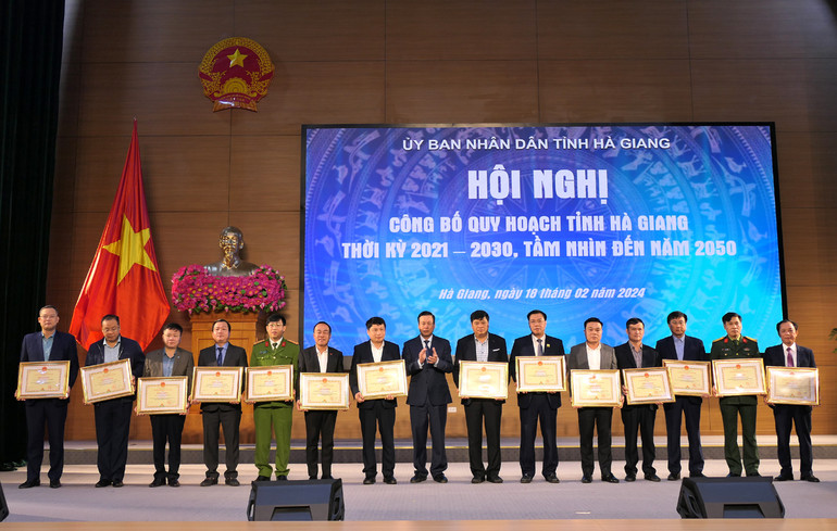 Lãnh đạo tỉnh Hà Giang tặng bằng khen cho các tập thể có nhiều thành tích trong công tác lập quy hoạch. Lãnh đạo tỉnh Hà Giang tặng bằng khen cho các tập thể có nhiều thành tích trong công tác lập quy hoạch.