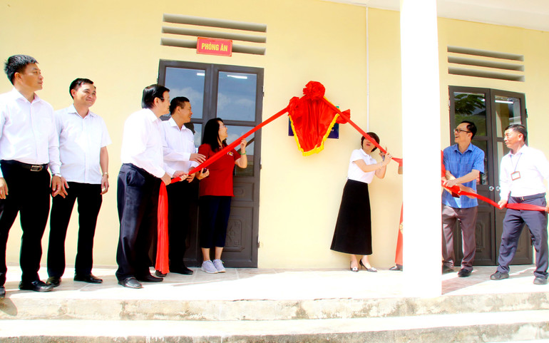 Nguyên Chủ tịch nước Trương Tấn Sang và các nhà tài trợ khánh thành công trình cải tạo, sửa chữa Trường tiểu học và trung học cơ sở Thanh Đức, xã Thanh Đức (Vị Xuyên).