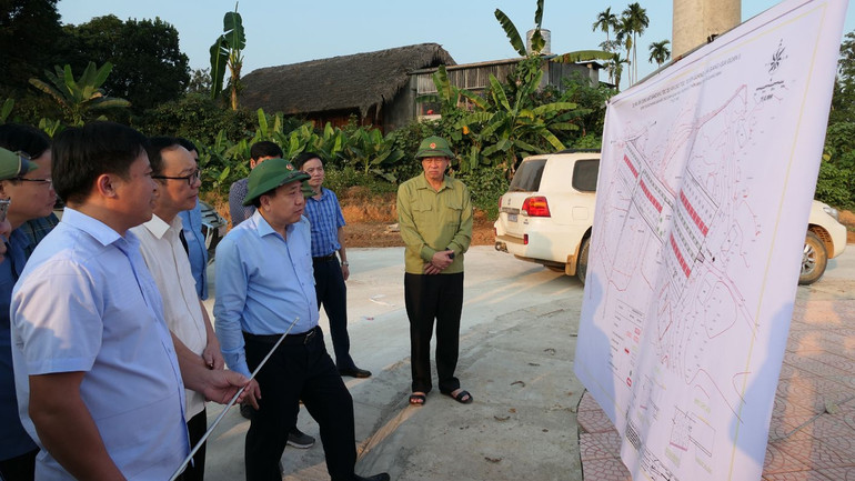 Quyền Bí thư Tỉnh ủy Hà Giang Nguyễn Mạnh Dũng kiểm tra tiến độ thi công khu tái định cư dự án cao tốc Tuyên Quang-Hà Giang tại xã Quang Minh, huyện Bắc Quang.